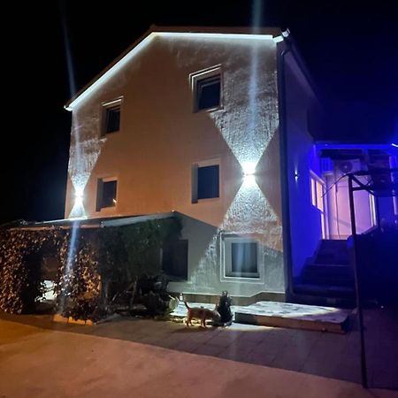 Apartments Frigan Maslenica Εξωτερικό φωτογραφία