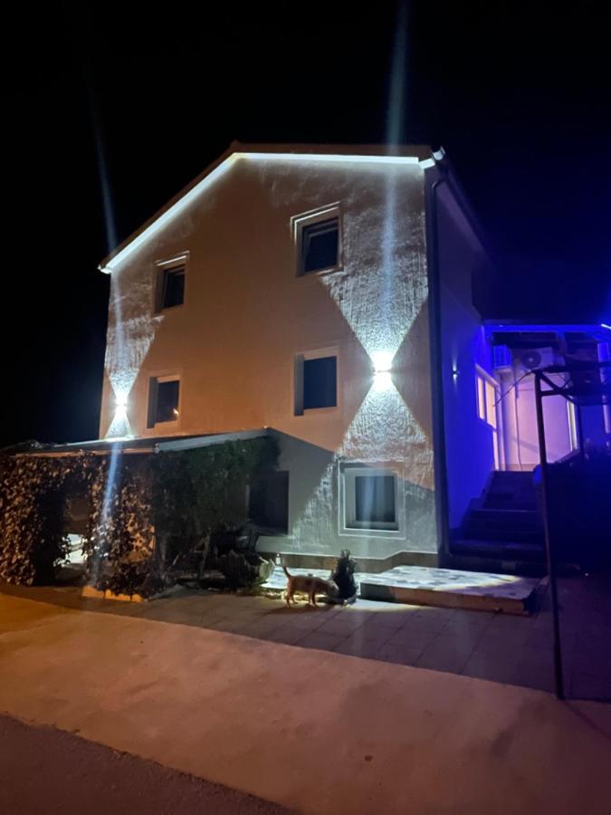 Apartments Frigan Maslenica Εξωτερικό φωτογραφία